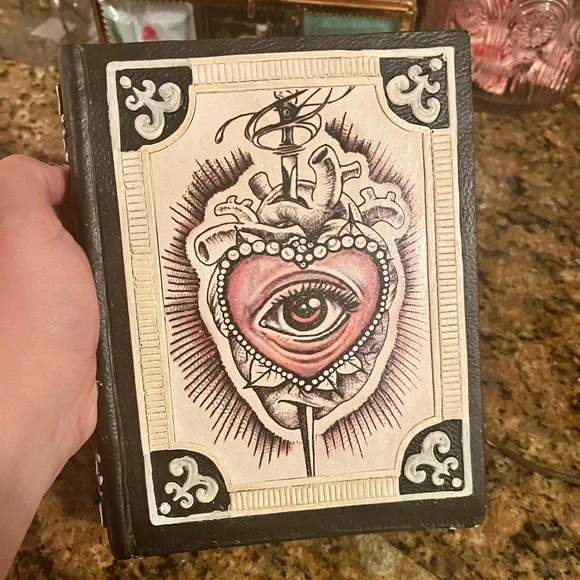 Spell book decor - Picture 1 of 3